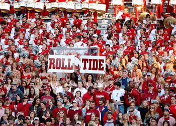 Pure Passion Unleashed! Alabama Crimson Tide Fans Raise Enormous flag in Epic Display of loyalty 💕 the heart of Crimson Tide roared as fans waved a massive Crimson Tide flag, igniting the stadium with pride and power. Captured in stunning photos,this unforgettable moment showcases the undying love and unity of Crimson Tide faithful. this isn’t just fandom-it’s a way of life! 💕#GORoll Tide