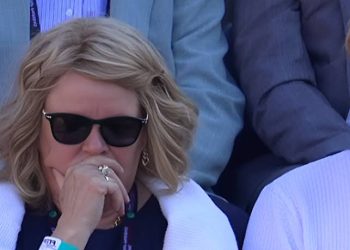 Una Lacrima Silenziosa sugli Spalti: Il Dolore Nascosto della Più Grande Tifosa di Jannik Sinner