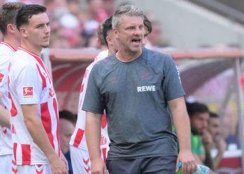 Trainer Lukas Kwasniok suspendiert Starspieler wegen missbräuchlichen Verhaltens und Fehlverhaltens im Training – Entscheidung spaltet Fans und Kritiker.