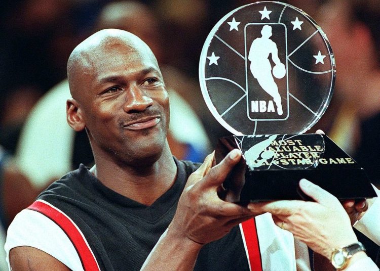 Michael Jordan Stuns Audience by Using Player of the Century Speech to Celebrate Past Basketball Greats, Demonstrating the Grace, Gratitude, and Humility That Define a True Champion