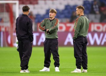 „Kein Druck“ – Kompany lobt Karl, nachdem Youngster als zweitjüngster Bundesliga-Starter der Bayern Geschichte schreibt