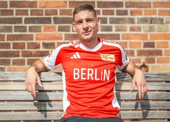 BERICHT: Stürmer Andrej Ilic vom OSC Lille hat die Sportwelt mit einer selbstlosen Tat schockiert, die weit über den deutschen Fußball hinausgeht. Nach der Unterzeichnung seines neuen Vertrags traf Andrej Ilic die mutige und mitfühlende Entscheidung, seine gesamte Unterschriftsprämie in Höhe von zwei Millionen Dollar dem Kampf gegen Obdachlosigkeit in Deutschland zu spenden. Dieser Schritt gilt als eine der großzügigsten Gesten eines Profisportlers und…