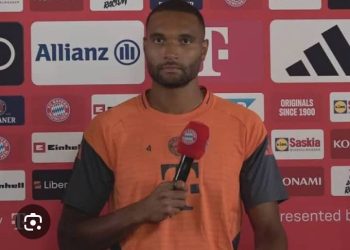 BERICHT: Mittelfeldspieler Tom Bischof von Bayer Leverkusen hat die Sportwelt mit einer selbstlosen Tat schockiert, die weit über den deutschen Fußball hinausgeht. Nach der Unterzeichnung seines neuen Vertrags traf Jonathan Tah die mutige und mitfühlende Entscheidung, seine gesamte Unterschriftsprämie in Höhe von zwei Millionen Dollar dem Kampf gegen Obdachlosigkeit in Deutschland zu spenden. Dieser Schritt gilt als eine der großzügigsten Gesten eines Profisportlers und…