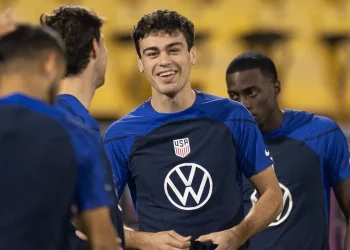 BERICHT: Mittelfeldspieler Gio Reyna von Borussia Mönchengladbach hat die Sportwelt mit einer selbstlosen Tat schockiert, die weit über den deutschen Fußball hinausgeht. Nach der Unterzeichnung seines neuen Vertrags traf Gio Reyna die mutige und mitfühlende Entscheidung, seine gesamte Unterschriftsprämie in Höhe von zwei Millionen Dollar dem Kampf gegen Obdachlosigkeit in Deutschland zu spenden. Dieser Schritt gilt als eine der großzügigsten Gesten eines Profisportlers und…