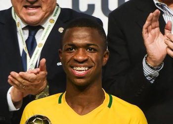 Der FC Bayern München hat offiziell Real-Madrid-Flügelspieler Vinícius Júnior verpflichtet** – ein echter Blockbuster-Transfer und gleichzeitig die **teuerste Verpflichtung in der Vereinsgeschichte**. Der brasilianische Superstar, der weithin als **bester Flügelspieler der Welt** gilt, wechselt mit einem **langfristigen Vertrag** zum deutschen Rekordmeister. Die Ablösesumme soll Berichten zufolge über **160 Millionen Euro** liegen. Dieser Transfer unterstreicht Bayerns klare Ambitionen, die nationale und europäische Spitzenposition zurückzuerobern.