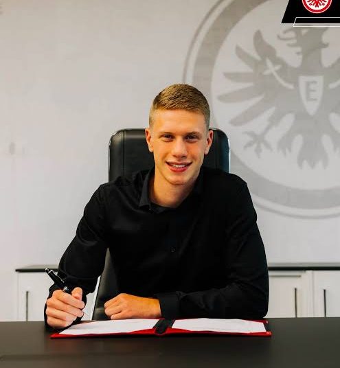Meine Treue gilt Eintracht Frankfurt: Frankfurts talentierter junger Rechtsverteidiger Elias Baum lehnt Angebot von Manchester United ab und unterschreibt neuen 3-Jahres-Vertrag