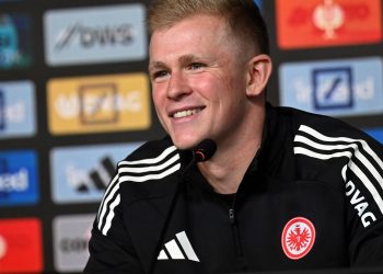 Burkardts Aussage vor dem Spiel schlägt fehl: Fans und Mitspieler kritisieren den Star für seine „Du bist nicht unser Anführer“-Haltung und werfen ihm Arroganz und Respektlosigkeit vor