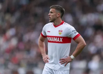 „Alle sind gegen mich“: Der am Boden zerstörte VfB-Stuttgart-Star **Ermedin Demirović** bricht in Tränen aus, als er eine **überraschende und schockierende Ankündigung** macht, die **Schockwellen durch den deutschen Fußball** schickt und **ernste Fragen über seine Zukunft** aufwirft.