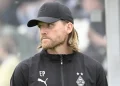 „Es reicht!“: Borussia-Mönchengladbach-Anhänger brechen in Wut aus, nachdem aufeinanderfolgende Niederlagen und eine demütigende Pleite gegen Bayern München den angeschlagenen Trainer an den Rand der Entlassung bringen – während die Rufe nach drastischen Veränderungen im Verein immer lauter werden.