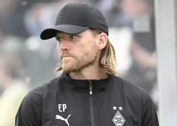 „Es reicht!“: Borussia-Mönchengladbach-Anhänger brechen in Wut aus, nachdem aufeinanderfolgende Niederlagen und eine demütigende Pleite gegen Bayern München den angeschlagenen Trainer an den Rand der Entlassung bringen – während die Rufe nach drastischen Veränderungen im Verein immer lauter werden.