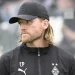 „Es reicht!“: Borussia-Mönchengladbach-Anhänger brechen in Wut aus, nachdem aufeinanderfolgende Niederlagen und eine demütigende Pleite gegen Bayern München den angeschlagenen Trainer an den Rand der Entlassung bringen – während die Rufe nach drastischen Veränderungen im Verein immer lauter werden.