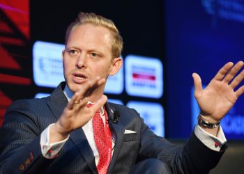 Bayern München sorgt weltweit für Wirtschaftsschlagzeilen, nachdem der Verein satte 50 Millionen Dollar an den VfB Stuttgart für Marketingdirektor Rouven Kasper gezahlt hat. Dieser Rekord-Deal versetzt den deutschen Fußball in Aufruhr und verdeutlicht die Entschlossenheit des Rekordmeisters, nicht nur auf dem Spielfeld, sondern auch in den Bereichen globale Sponsoring-Strategien und Fan-Engagement-Märkte die dominierende Kraft zu sein.