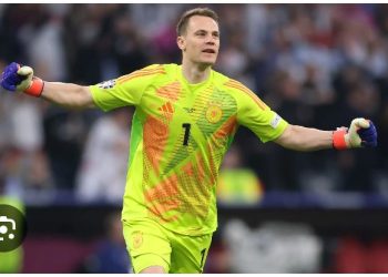 Manuel Neuer – Der Torwart, der Nein sagte, als die Welt ein Ja erwartete  In einer Fußballwelt, in der Millionengehälter wie Sirenengesänge aus einer anderen Galaxie klingen, hat ein deutscher Spieler etwas getan, das sich heute fast wie ein kleines Wunder anfühlt: Manuel Neuer sagte Nein. Nein zu goldenen Verträgen. Nein zu gewaltigen Summen. Nein zu Al Hilal, nein zu Al Nassr. Stattdessen sagte er Ja – zu Bayern München. Zu seiner Leidenschaft. Zu seinem Weg.