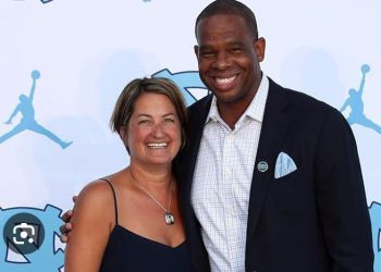 SHOCK IN Tar Heels!  North Carolina tar heels head coach Hubert Davis  and his long-time wife Leslie Davis are reportedly heading for a sensational divorce after decades of marriage!  The couple, once celebrated as the perfect football love story, are said to now be going their separate ways. Fans are stunned and shaken, flooding social media with…