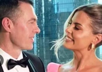 SHOCK IN Collingwood! collingwood football head coach Craig McRae and his long-time wife Craig Gabrielle are reportedly heading for a sensational divorce after decades of marriage! The couple, once celebrated as the perfect football love story, are said to now be going their separate ways. Fans are stunned and shaken, flooding social media with… 