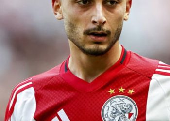 Willen hem terug: Ajax Amsterdam-fans in tranen nu Raúl Moro vandaag voor onbepaalde tijd geschorst is…. Lees meer.”