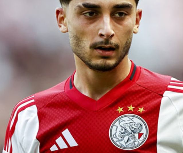 Willen hem terug: Ajax Amsterdam-fans in tranen nu Raúl Moro vandaag voor onbepaalde tijd geschorst is…. Lees meer.”