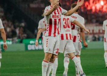 Die Spannungen bei dem 1. FC Köln nehmen zu: Star-Verteidiger Kristoffer Lund erwägt angeblich, seinen Vertrag aufgrund anhaltender Gehaltsrückstände aufzulösen, was Zweifel an der finanziellen Handlungsfähigkeit des Vereins inmitten wachsender Turbulenzen aufkommen lässt.