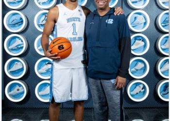 “FOUR-STAR 2026 PHENOM MAXIMO ADAMS PICKS NORTH CAROLINA TAR HEELS, TURNING HEADS AND LEAVING RIVAL POWERHOUSES DUKE, KENTUCKY, AND GEORGIA EMPTY-HANDED IN HIGHLY ANTICIPATED RECRUITING BATTLE”