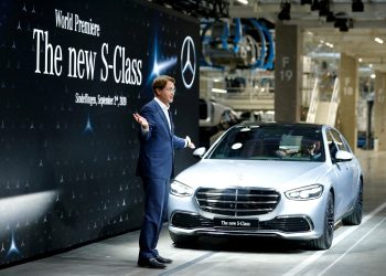 Schockwellen in der Bundesliga: Die Mercedes-Benz Group AG, Hauptanteilseigner des VfB Stuttgart, gibt eine deutliche Warnung ab, dass sie ihre Anteile verkaufen könnte – ausgelöst durch wachsende Frustration über die Inkompetenz der Mannschaft und das unprofessionelle Verhalten des Trainerstabs. Damit werden ernste Zweifel an der langfristigen strategischen Ausrichtung des Traditionsklubs laut.