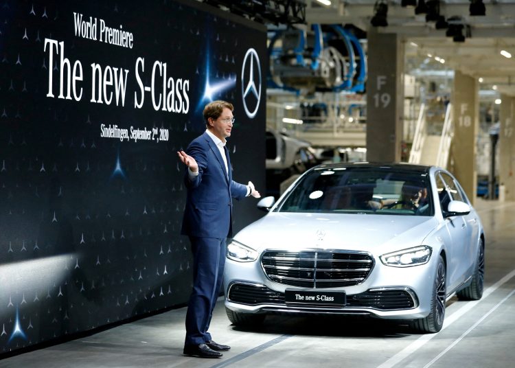 Schockwellen in der Bundesliga: Die Mercedes-Benz Group AG, Hauptanteilseigner des VfB Stuttgart, gibt eine deutliche Warnung ab, dass sie ihre Anteile verkaufen könnte – ausgelöst durch wachsende Frustration über die Inkompetenz der Mannschaft und das unprofessionelle Verhalten des Trainerstabs. Damit werden ernste Zweifel an der langfristigen strategischen Ausrichtung des Traditionsklubs laut.