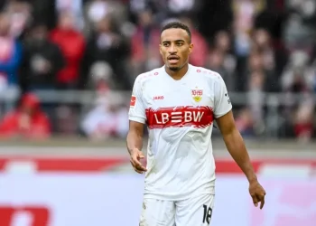 VfB Stuttgart und die deutsche Nationalmannschaft erleiden einen Rückschlag, da Jamie Leweling seinen Einsatz für die Nationalmannschaft vor dem Spiel am Montag gegen Nordirland zurückziehen muss, nachdem er sich eine schmerzhafte Adduktorenverletzung zugezogen hat, die den dynamischen Flügelspieler dazu zwingt, das Trainingslager der Nationalmannschaft zur weiteren Untersuchung zu verlassen.