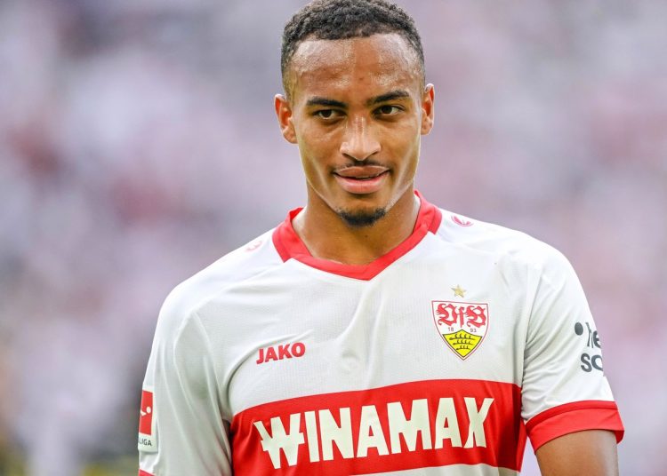 Stuttgarts Cheftrainer Sebastian Hoeneß bestätigt, dass Schlüsselspieler Jamie Leweling das bevorstehende Duell gegen Wolfsburg aufgrund einer leichten Verletzung verpassen wird, während er gleichzeitig Pläne für eine strategische Rotation im Kader offenlegt, da die Mannschaft vor einem anspruchsvollen Spielplan steht und ihre Bundesliga-Form beibehalten möchte.