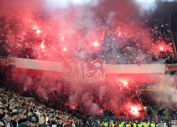Stuttgart und Freiburg sehen sich einer **rekordverdächtigen UEFA-Strafe in Höhe von 250 Millionen US-Dollar** gegenüber, nachdem ihre Anhänger bei europäischen Wettbewerben Fackeln und Pyrotechnik gezündet hatten – ein Vorfall, der zu harten Sanktionen führte und eine erneute Debatte über die zunehmend strengen Disziplinarmaßnahmen gegen deutsche Vereine im internationalen Fußball ausgelöst hat.