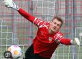 BUNDESLIGA-SENSATION! Der VfB-Stuttgart-Stammtorhüter **Alexander Nübel** hat eine unglaubliche Bombe im deutschen Fußball platzen lassen! Anstatt das Mega-Angebot von Bayer Leverkusen anzunehmen, bleibt er beim VfB Stuttgart – und verlängert seinen Vertrag bis 2030 In einer Zeit voller Millionendeals und ständiger Transfers entscheidet sich Alexander Nübel für Loyalität statt Geld. Mit dieser Entscheidung schreibt er Vereinsgeschichte , versetzt die Fans in Ekstase und lässt die Konkurrenz sprachlos zurück. Eine Aussage, die…
