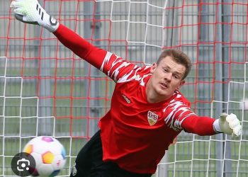 BUNDESLIGA-SENSATION! Der VfB-Stuttgart-Stammtorhüter **Alexander Nübel** hat eine unglaubliche Bombe im deutschen Fußball platzen lassen! Anstatt das Mega-Angebot von Bayer Leverkusen anzunehmen, bleibt er beim VfB Stuttgart – und verlängert seinen Vertrag bis 2030 In einer Zeit voller Millionendeals und ständiger Transfers entscheidet sich Alexander Nübel für Loyalität statt Geld. Mit dieser Entscheidung schreibt er Vereinsgeschichte , versetzt die Fans in Ekstase und lässt die Konkurrenz sprachlos zurück. Eine Aussage, die…