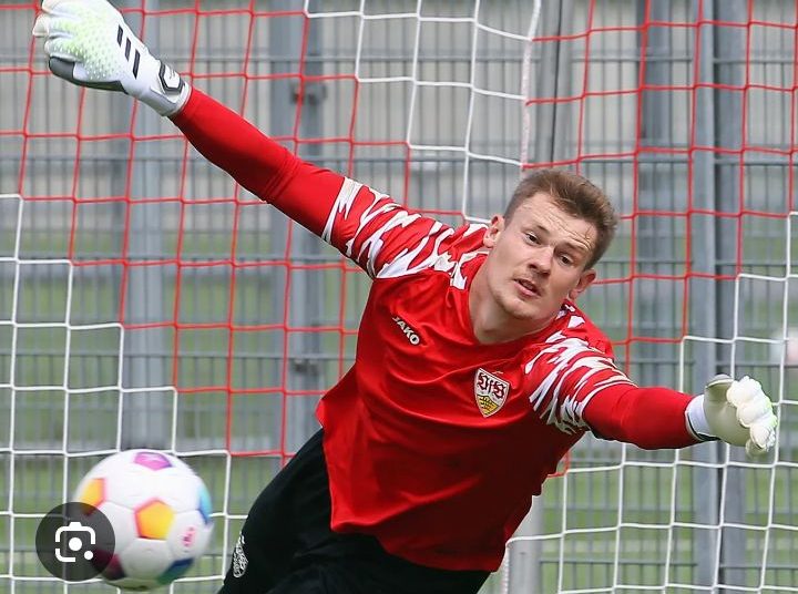 BUNDESLIGA-SENSATION! Der VfB-Stuttgart-Stammtorhüter **Alexander Nübel** hat eine unglaubliche Bombe im deutschen Fußball platzen lassen! Anstatt das Mega-Angebot von Bayer Leverkusen anzunehmen, bleibt er beim VfB Stuttgart – und verlängert seinen Vertrag bis 2030 In einer Zeit voller Millionendeals und ständiger Transfers entscheidet sich Alexander Nübel für Loyalität statt Geld. Mit dieser Entscheidung schreibt er Vereinsgeschichte , versetzt die Fans in Ekstase und lässt die Konkurrenz sprachlos zurück. Eine Aussage, die…