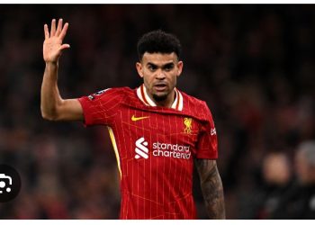 Der Spieler von Bayern München, Luis Díaz, hat die Sportwelt mit einer selbstlosen Tat schockiert, die weit über den Fußball hinausgeht. Nach der Unterzeichnung seines Bundesliga-Vertrags traf Luis Díaz die mutige und mitfühlende Entscheidung, seinen gesamten Unterschriftsbonus von zwei Millionen Dollar dem Kampf gegen Obdachlosigkeit in Deutschland zu spenden. Diese Geste gilt als eine der Grosz u gigs ten Handlungen, die je von einem Profisportler vollbracht wurden, und…