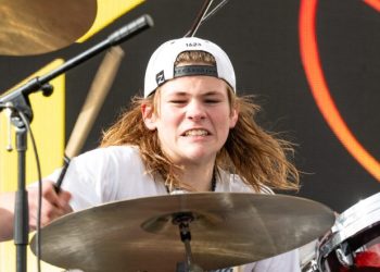 A NEW CHAPTER OF LEGENDARY ROCK BEGINS! FOO FIGHTERS ANNOUNCE THEIR EXPLOSIVE 2026 WORLD TOUR — AND THE WORLD IS LEFT SPEECHLESS AS OLIVER SHANE HAWKINS, THE SON OF THE LATE, GREAT TAYLOR HAWKINS, STEPS INTO THE SPOTLIGHT TO HONOR HIS FATHER’S LEGACY WITH UNSTOPPABLE POWER, HEART, AND RAW TALENT