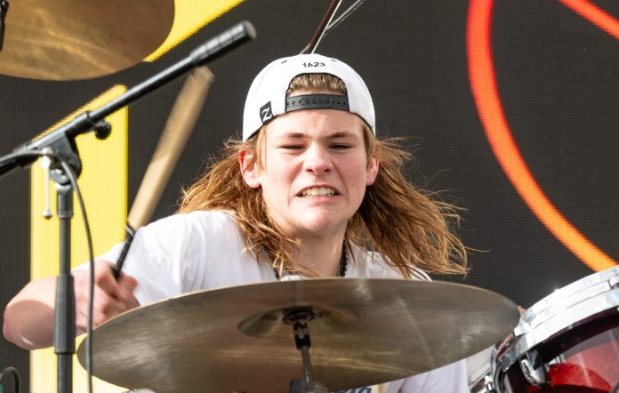 A NEW CHAPTER OF LEGENDARY ROCK BEGINS! FOO FIGHTERS ANNOUNCE THEIR EXPLOSIVE 2026 WORLD TOUR — AND THE WORLD IS LEFT SPEECHLESS AS OLIVER SHANE HAWKINS, THE SON OF THE LATE, GREAT TAYLOR HAWKINS, STEPS INTO THE SPOTLIGHT TO HONOR HIS FATHER’S LEGACY WITH UNSTOPPABLE POWER, HEART, AND RAW TALENT