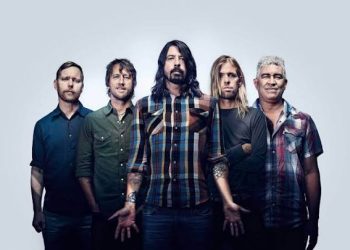 🎸 DIVE INTO THE WORLD OF FOO FIGHTERS: THE LEGENDARY SQUAD THAT REDEFINED ROCK FOREVER — FROM ELECTRIFYING RIFFS TO UNFORGETTABLE RHYTHMS, DISCOVER THE UNTOLD STORY BEHIND DAVE GROHL, JOSH FREESE, RAMI JAFFEE, CHRIS SHIFLETT AND THE REST OF THE BAND IN NETFLIX’S EPIC NEW DOCUMENTARY CELEBRATING THEIR JOURNEY, THEIR MUSIC, AND THEIR TIMELESS LEGACY THAT CONTINUES TO IGNITE GENERATIONS OF ROCK FANS WORLDWIDE! 🎶🔥