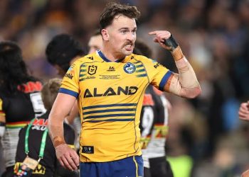 🚨 COMM BANK STADIUM ERUPTS IN SHOCK! 💥 CLINTON GUTHERSON STUNS THE PARRAMATTA EELS WITH A FIERY MESSAGE TO COACH JASON RYLES: “I DON’T WANT TO PLAY WITH HIM ANYMORE!” 😱🔥 THE EELS CAPTAIN’S EXPLOSIVE OUTBURST SENDS SHOCKWAVES THROUGH THE CLUB AS HE SLAMS A TEAMMATE’S POOR PERFORMANCES AND DEMANDS IMMEDIATE ACTION — WARNING THAT THE TEAM’S DREAMS OF SUCCESS AND FUTURE AMBITIONS COULD CRUMBLE UNLESS MAJOR CHANGES ARE MADE TO THE STARTING LINEUP! 🏉💣 INSIDERS REVEAL TENSIONS ARE BOILING BEHIND CLOSED DOORS AS GUTHERSON’S CALL FOR ACCOUNTABILITY PUTS COACH RYLES IN A TOUGH SPOT AND LEAVES FANS QUESTIONING: HAS THE EELS’ DRESSING ROOM FINALLY REACHED BREAKING POINT? 😨🔥