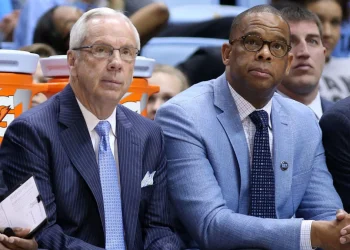 Roy Williams’ Controversial Comments on Hubert Davis’ Tenure as North Carolina’s Head Coach Spark Intense Conversations About the Team’s Direction and Future Success