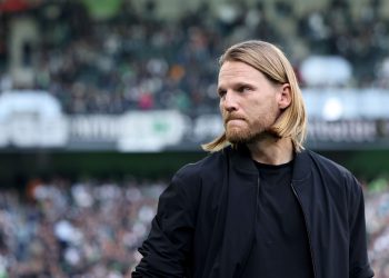 Borussia-Mönchengladbach-Trainer Eugen Polanski suspendiert Starspieler wegen beleidigenden Verhaltens und Fehlverhaltens im Training – sorgt für Spaltung unter Fans und Kritikern.