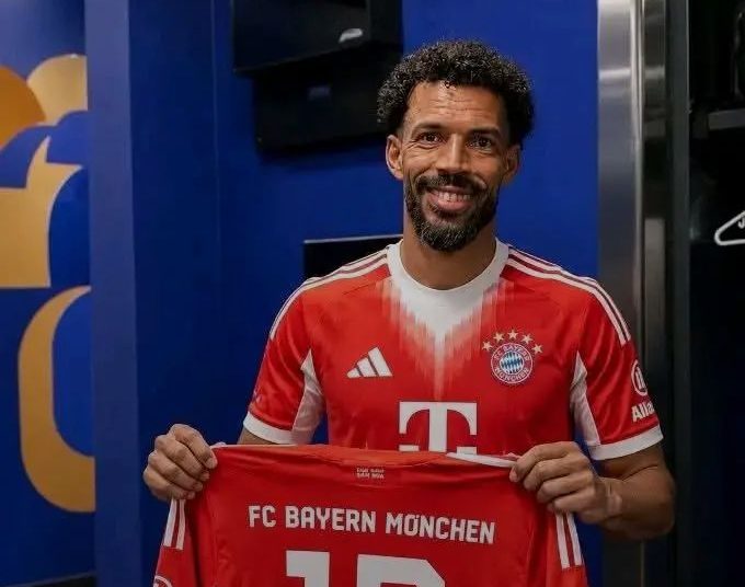 HAMMER IN MÜNCHEN! Choupo-Moting hält wieder das Bayern-Trikot in den Händen – doch bislang gibt es keine offizielle Bestätigung… 