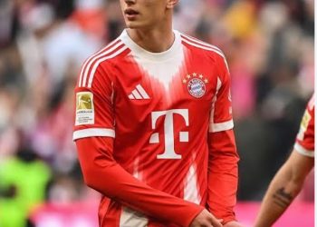 Bayern bindet 17-jähriges Mittelfeld-Juwel mit Vertrag bis 2029 an den Verein.