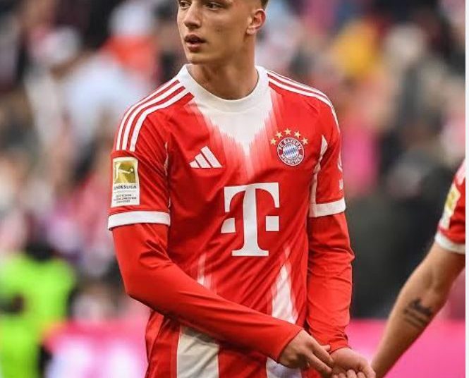 Bayern bindet 17-jähriges Mittelfeld-Juwel mit Vertrag bis 2029 an den Verein.