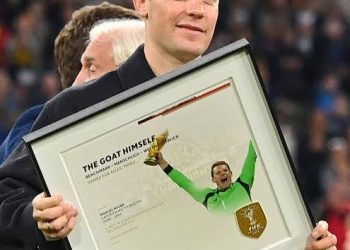 Ende einer legendären Ära – Bayern-München-Fans brechen in Tränen aus, als Manuel Neuer seinen Rücktritt vom Profifußball bekannt gibt, sich von dem Spiel verabschiedet, das ihn zu einer weltweiten Ikone gemacht hat, und sich auf ein ruhiges neues Leben mit seiner Familie freut