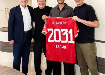 Bayern München hat es offiziell gemacht: Der deutsche Nationalspieler Nathaniel Brown wechselt nach Bayern. Der 23-jährige Linksverteidiger kommt von Eintracht Frankfurt für eine Ablösesumme von rund 59 Millionen US-Dollar und hat einen Vertrag bis 2031 unterschrieben.