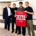 Bayern München hat es offiziell gemacht: Der deutsche Nationalspieler Nathaniel Brown wechselt nach Bayern. Der 23-jährige Linksverteidiger kommt von Eintracht Frankfurt für eine Ablösesumme von rund 59 Millionen US-Dollar und hat einen Vertrag bis 2031 unterschrieben.