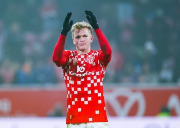 Eilmeldung: Soeben hat Jonathan Burkardt, Stürmer von Eintracht Frankfurt, seinen Abschied vom Team verkündet – nach einem riesigen … MEHR DAZU …