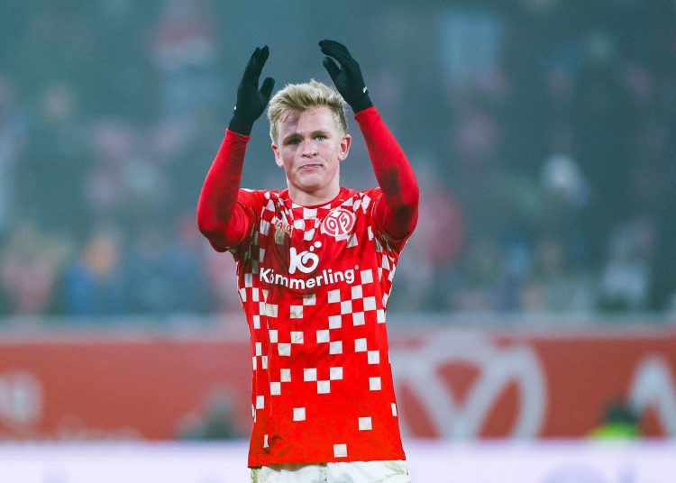 Eilmeldung: Soeben hat Jonathan Burkardt, Stürmer von Eintracht Frankfurt, seinen Abschied vom Team verkündet – nach einem riesigen … MEHR DAZU …