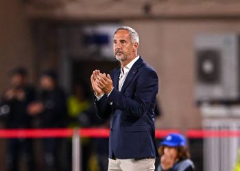 Eilmeldung: Trainer Adi Hütter trennt sich von Eintracht Frankfurt. Er begründet dies damit, dass seine Taktik seiner Meinung nach nicht mehr greift; er werde zwar über gute Spieler verfügen, sei aber nicht mehr… weiterlesen…