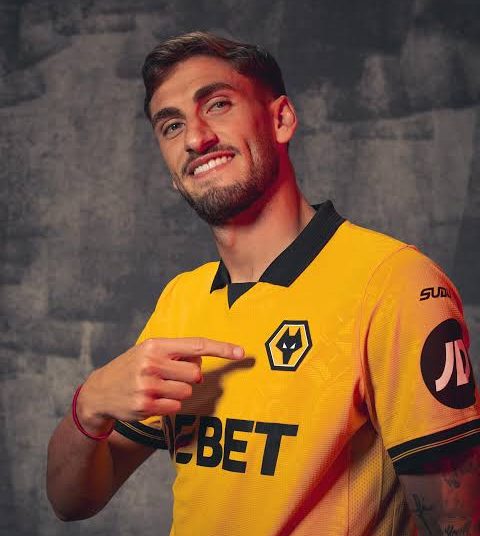 BREAKING NEWS: Wolverhampton Wanderers could be facing a major defensive shake-up, with reports claiming that standout defender Santiago Bueno is attracting strong interest from Manchester United over a potential loan move.